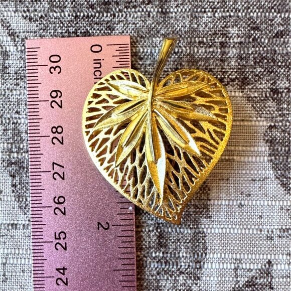 Vintage Gold-Tone Leaf-Shaped Brooch Pin With Intricate Filigree Design MCM - Picture 4 of 6